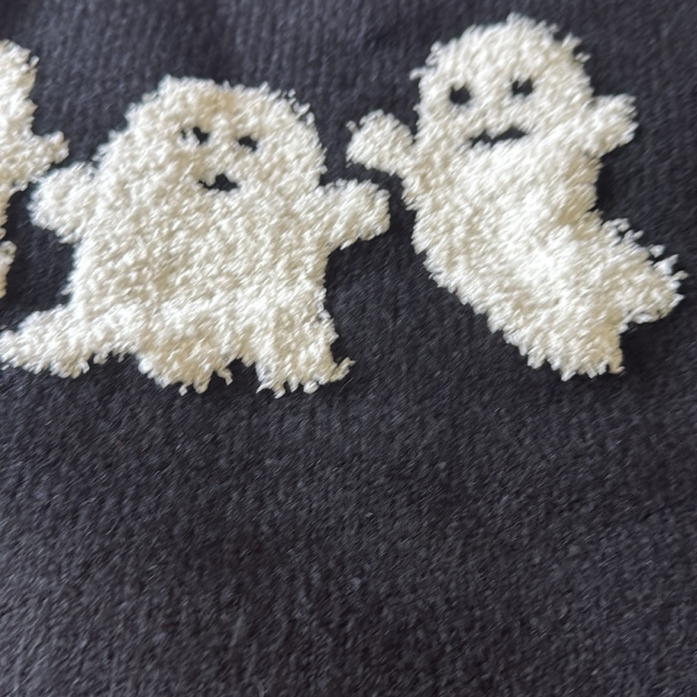 👻NWT! "CUPCAKES AND CASHMERE" Halloween ghost Sweater with Matching Socks 👻 - Picture 3 of 13